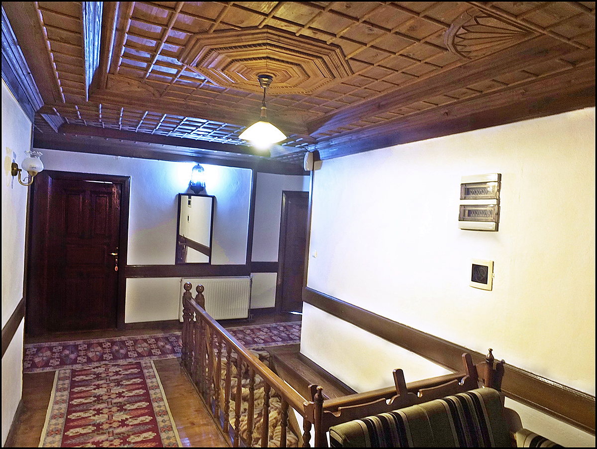 Ahşap tavanlı, kilim serili üst kat sofası