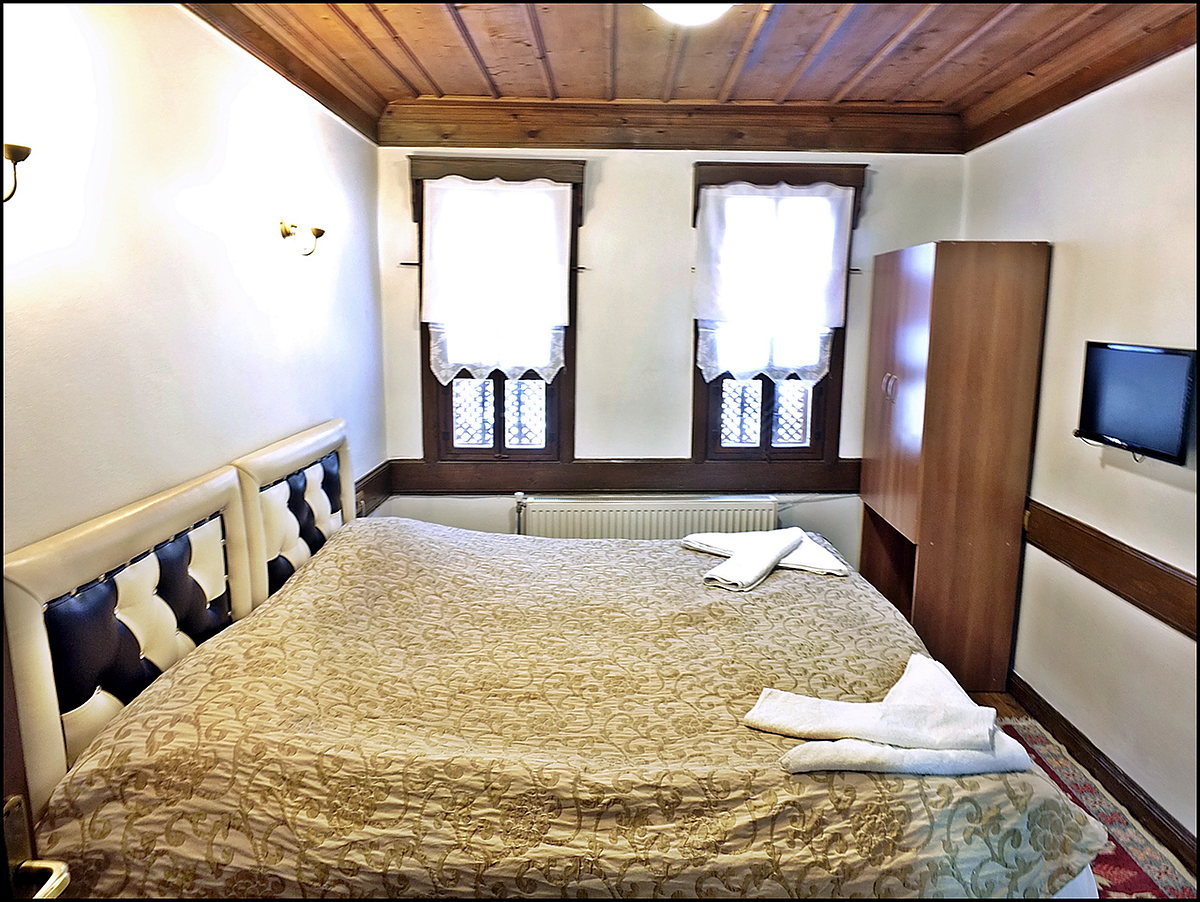 Çift kişilik oda, ahşap tavan ve pencere