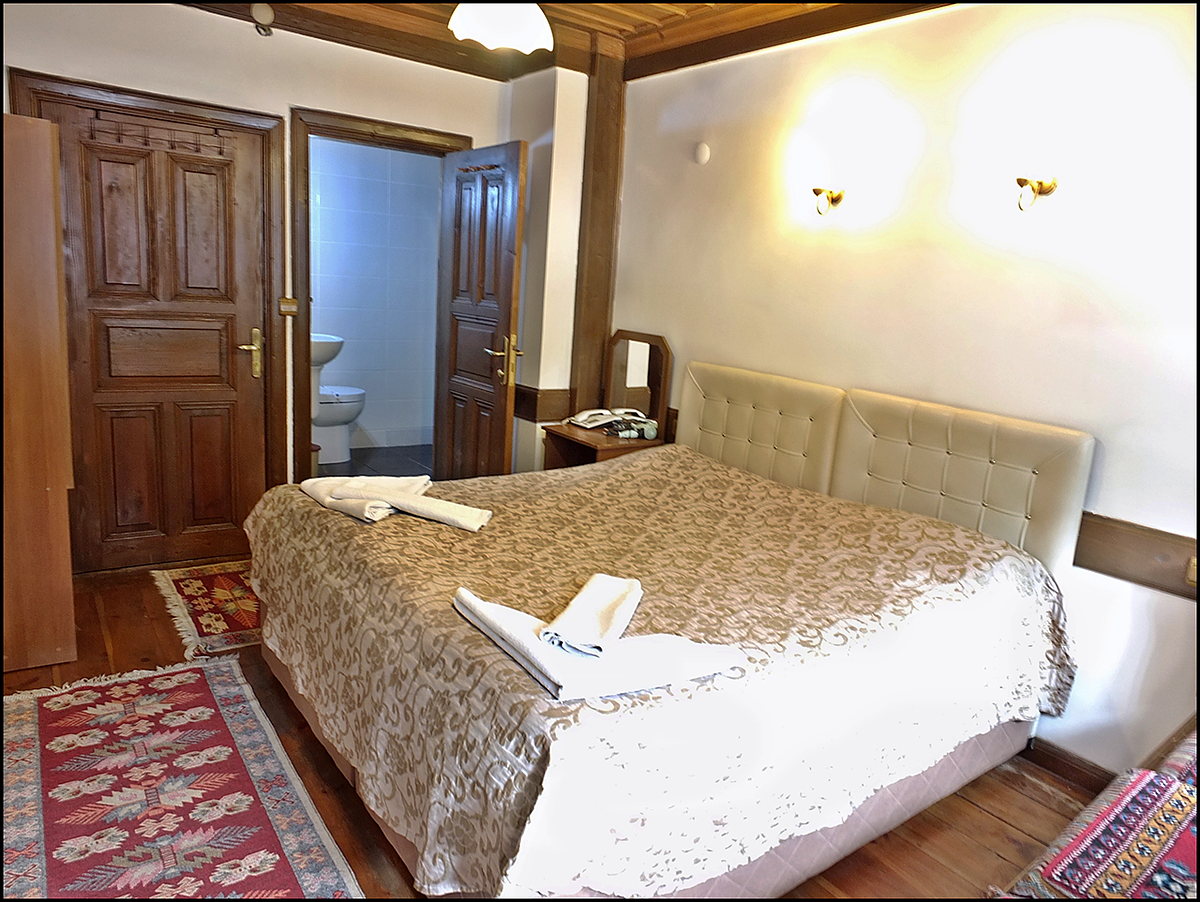 Kilim serili, ahşap kapılı çift kişilik oda